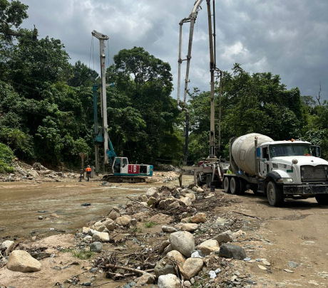 Trabajos del puente La Llanada sobre el río Jamey continúan avanzando pese a condiciones climáticas adversas